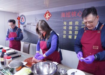 連三年親手下廚作圍爐年菜 管碧玲主委春節親赴海巡艦隊慰勞基層同仁 感謝全年辛勤堅守崗位守護國家