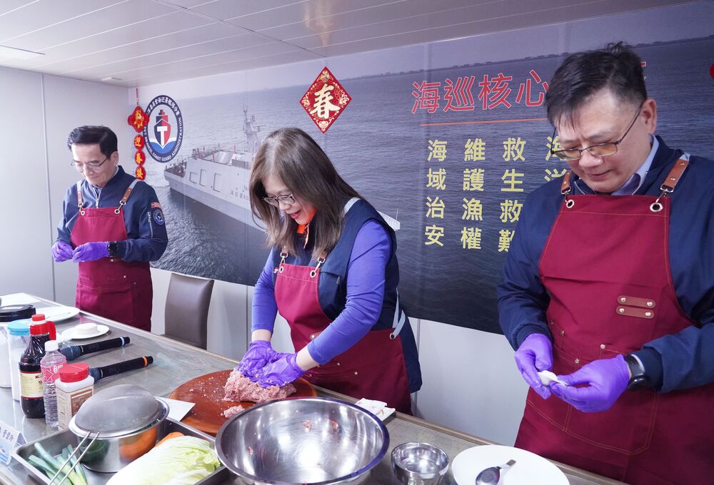 連三年親手下廚作圍爐年菜 管碧玲主委春節親赴海巡艦隊慰勞基層同仁 感謝全年辛勤堅守崗位守護國家