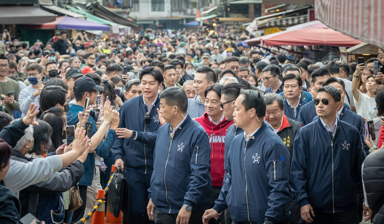 賴清德總統走春桃竹苗廟宇發放福袋 強調以經濟厚植國防安全、擴大社福照顧 賴清德總統走春桃竹苗廟宇發放福袋 強調以經濟厚植國防安全、擴大社福照顧