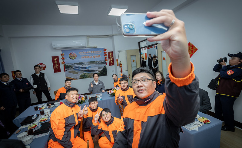 賴清德總統於春節小年夜慰勉海巡署布袋漁港安檢所同仁 肯定海巡第一線辛勞付出、共同守護國家安全
