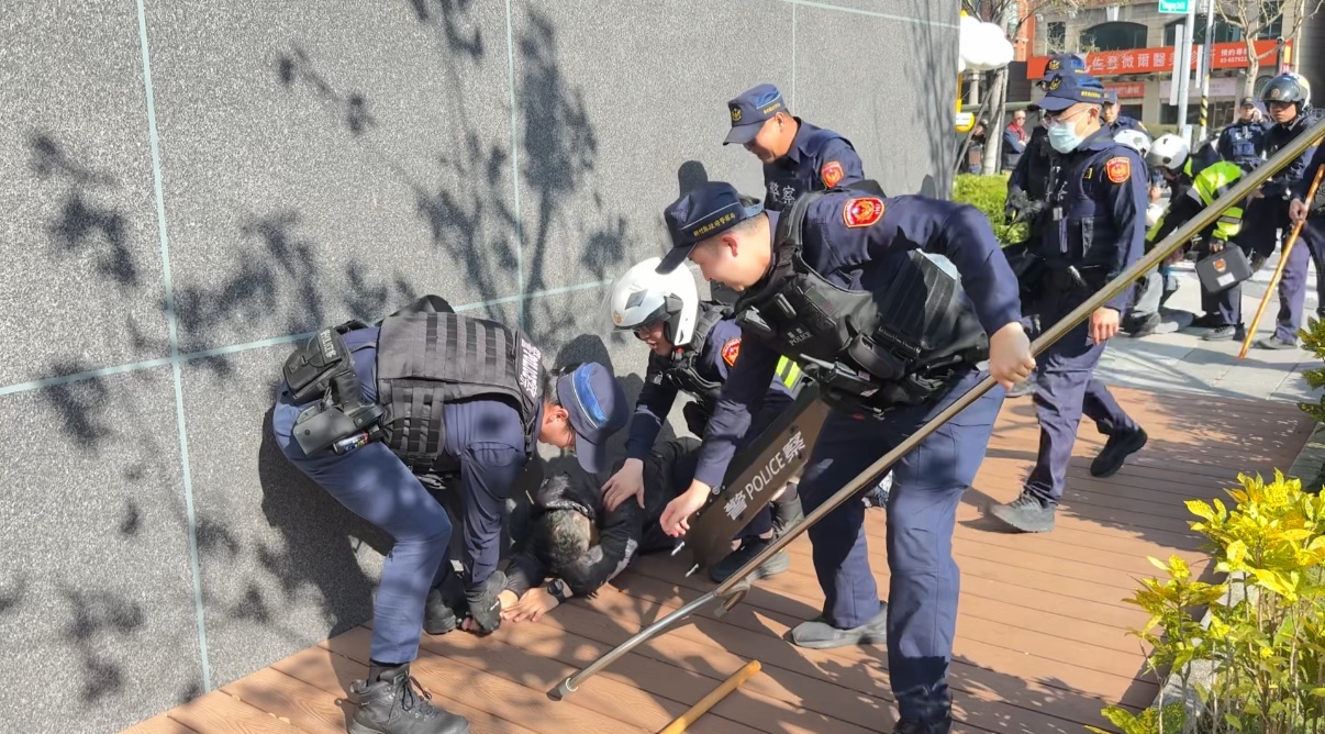 竹北上演隨機攻擊 防暴叉防暴盾牌制伏歹徒