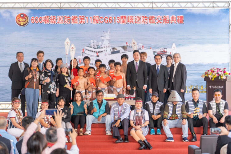 達悟族海洋精神舞祈福見證 海巡署蘭嶼巡防艦交船啟航 展現守護臺灣海域決心 達悟族海洋精神舞祈福見證 海巡署蘭嶼巡防艦交船啟航 展現守護臺灣海域決心