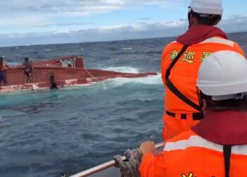 臺東外海發生漁船翻覆意外 海巡署即時救援成功協助脫險