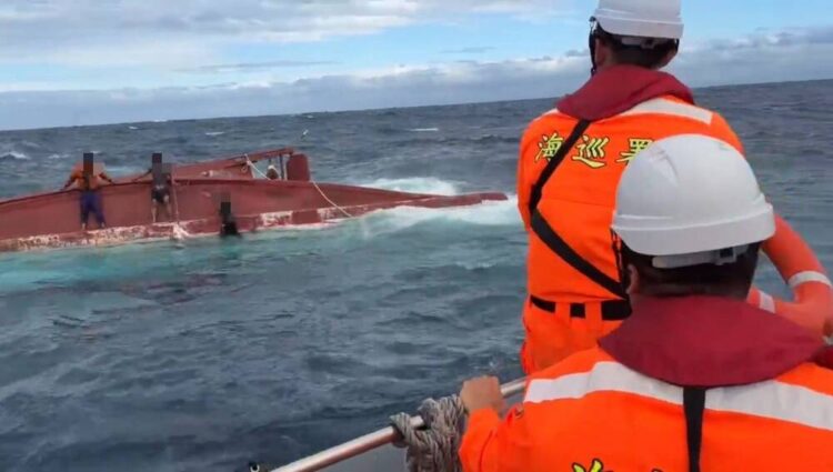 臺東外海發生漁船翻覆意外 海巡署即時救援成功協助脫險 臺東外海發生漁船翻覆意外 海巡署即時救援成功協助脫險