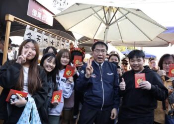 2026新化年貨大街盛大開幕 臺南市長黃偉哲發紅包與民同樂迎金馬年