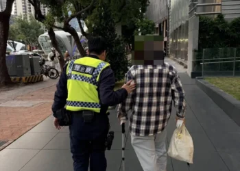 八旬翁散步迷途 警地毯式搜尋助50年老伴淚重逢