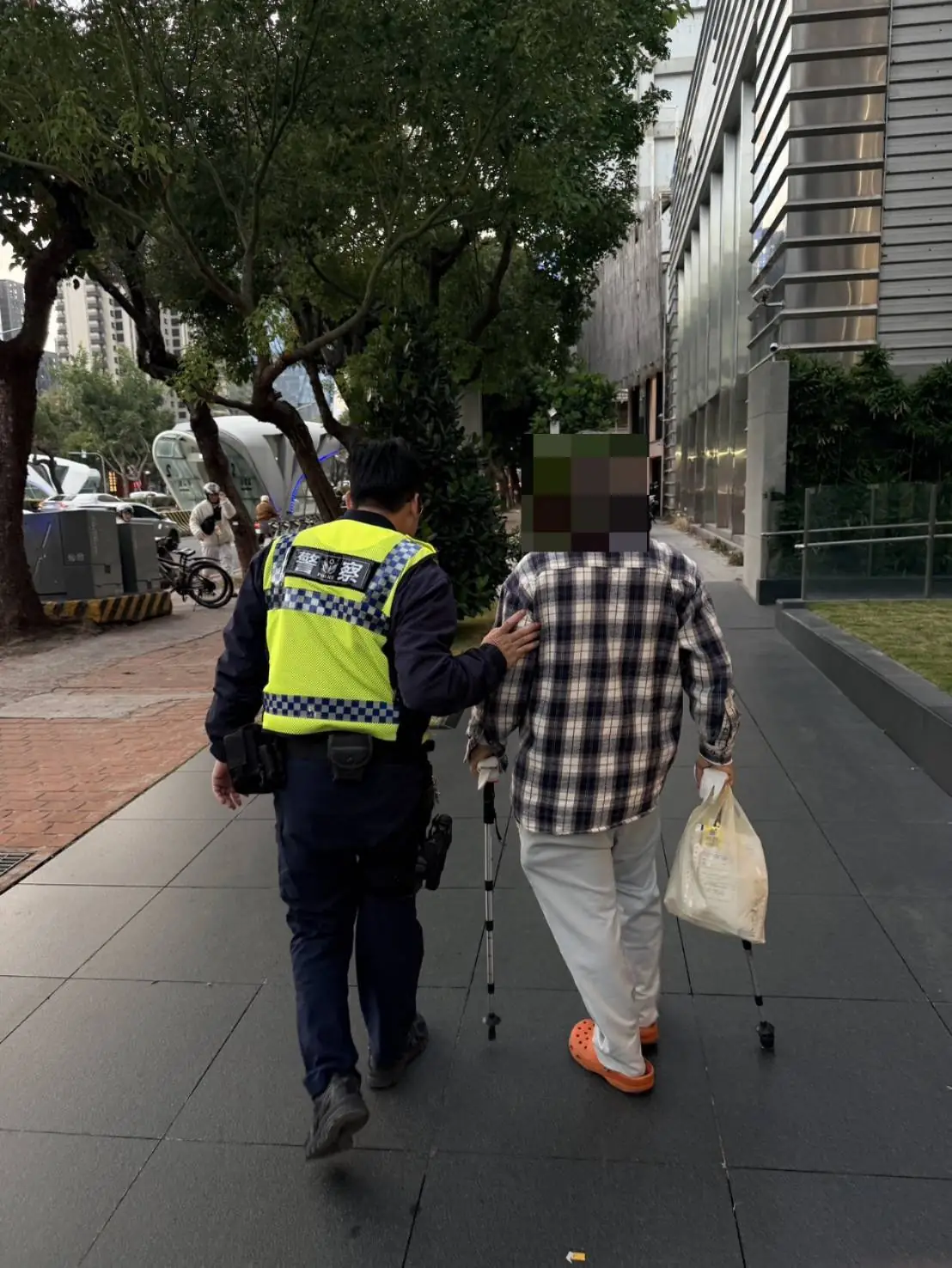 八旬翁散步迷途 警地毯式搜尋助50年老伴淚重逢