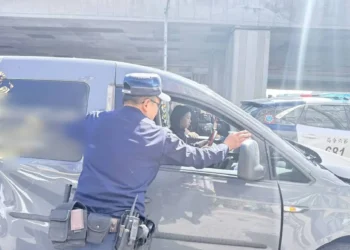 西屯路口車禍卡中央 中警合力推車化解尖峰壅塞