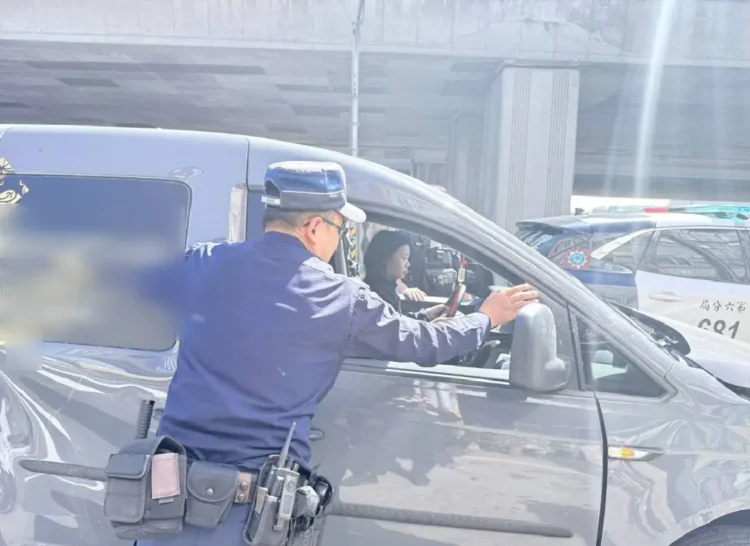 西屯路口車禍卡中央 中警合力推車化解尖峰壅塞