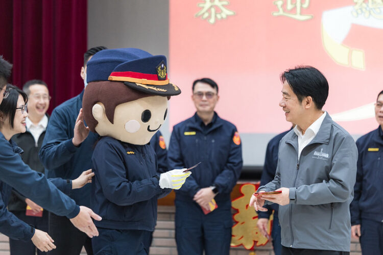 賴清德總統春節親赴臺北市中正分局慰勉警察同仁 感謝全年無休堅守崗位守護人民安居樂業
