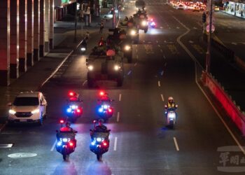 憲兵戰備偵巡結合反無人機演練 雲豹裝甲車街頭機動強化中樞防護