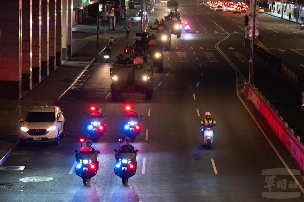 憲兵戰備偵巡結合反無人機演練 雲豹裝甲車街頭機動強化中樞防護