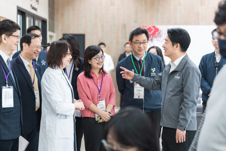 賴清德總統視察假日輕急症中心 肯定醫界與政府協力合作 全面強化春節醫療量能 確保民眾獲得妥善醫療照護 賴清德總統視察假日輕急症中心 肯定醫界與政府協力合作 全面強化春節醫療量能 確保民眾獲得妥善醫療照護