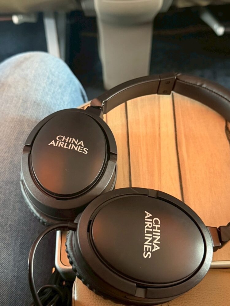 華航豪經艙獲封高CP值神座！降噪耳機、高規娛樂系統成「商務艙平替」關鍵
