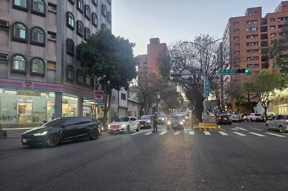 路樹突倒波及車輛 中警緊急交通管制排除危險