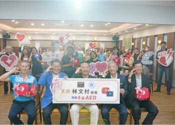 國立中正大學名譽博士林文村總裁捐贈AED 由校長蔡少正代表受贈 提升急救能量 建構全方位校園生命守護網