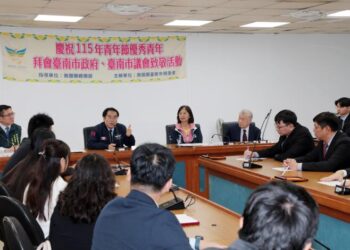 臺南市長黃偉哲青年節前夕接見救國團優秀青年代表 期勉關心公共議題並參與城市治理