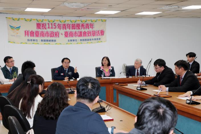 臺南市長黃偉哲青年節前夕接見救國團優秀青年代表 期勉關心公共議題並參與城市治理