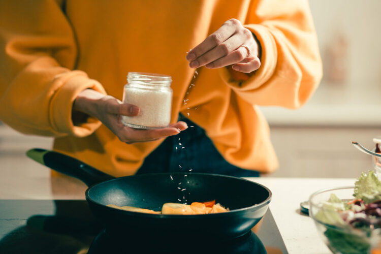 大廚不說的美味祕密 炒青菜、燉肉、煎魚下鹽時機全解析 大廚不說的美味祕密 炒青菜、燉肉、煎魚下鹽時機全解析