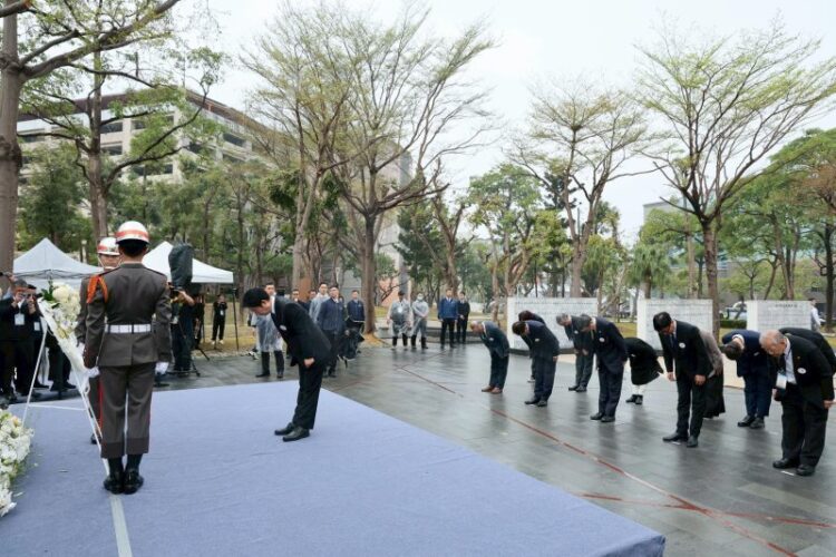 陪同賴總統出席二二八事件紀念儀式 陳其邁：勇敢台灣人撥開威權迷霧 讓陽光照亮美麗島嶼