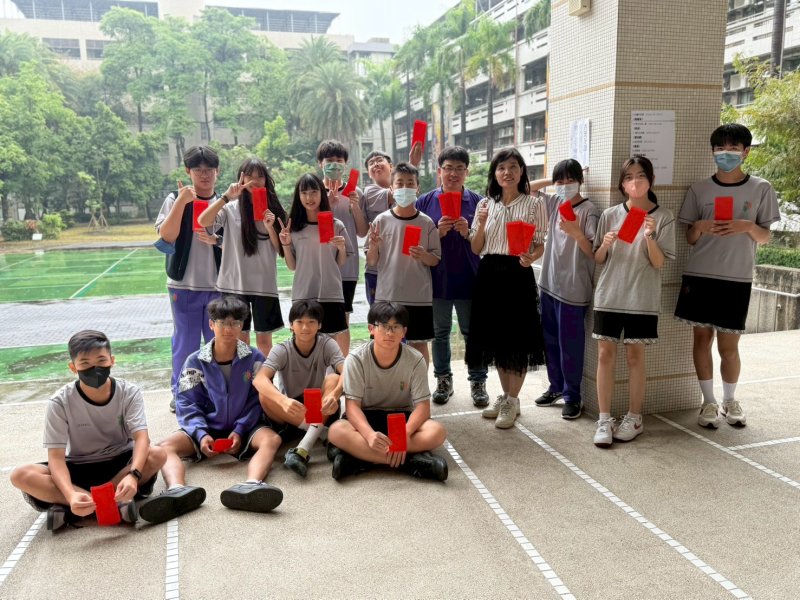 光華國中元宵節「跨域燈謎牆」很燒腦，學生腦力全開破解過關搶紅包