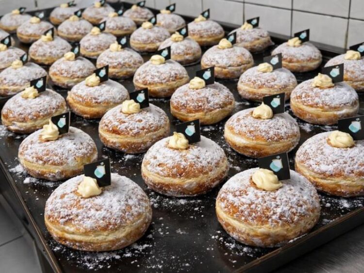 基隆必吃甜點 手作研磨開心果生乳甜甜圈 一口爆漿超滿足