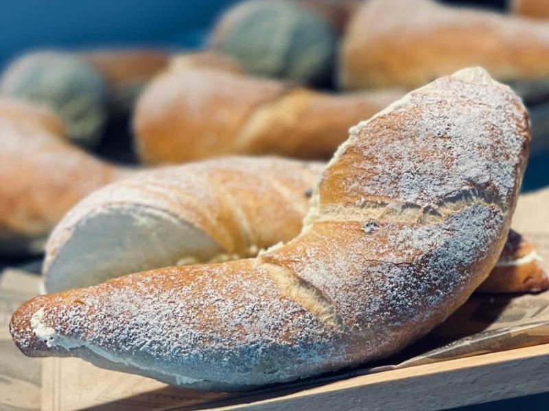 基隆必吃甜點 手作研磨開心果生乳甜甜圈 一口爆漿超滿足