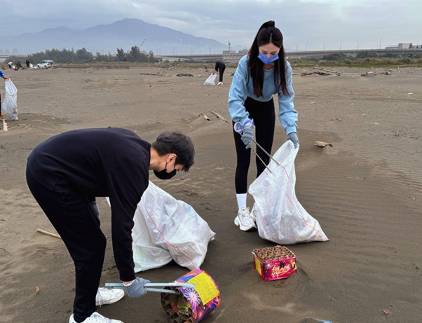 黑桃A Online發起淨灘行動 與林采緹攜手愛海洋