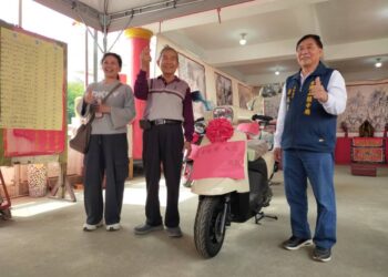 聖筊連發拚手氣！東照山關帝廟5000人參賽 537人決賽三強誕生幸運抱走機車大獎