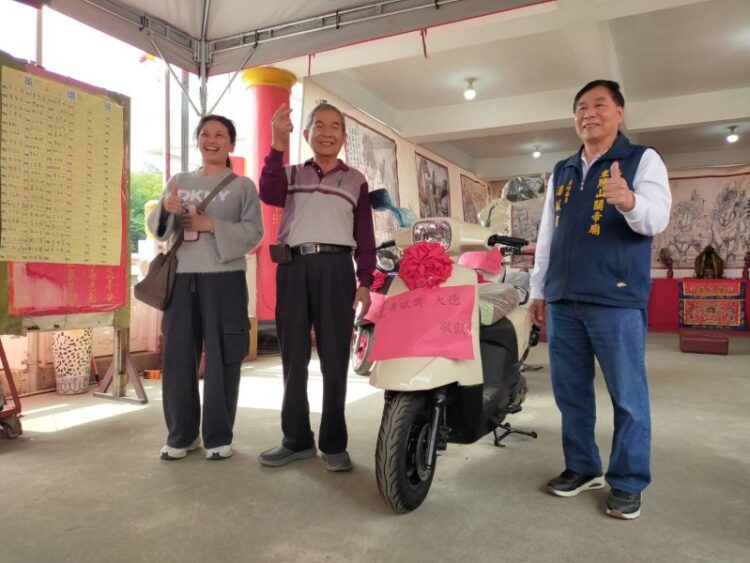 聖筊連發拚手氣！東照山關帝廟5000人參賽 537人決賽三強誕生幸運抱走機車大獎