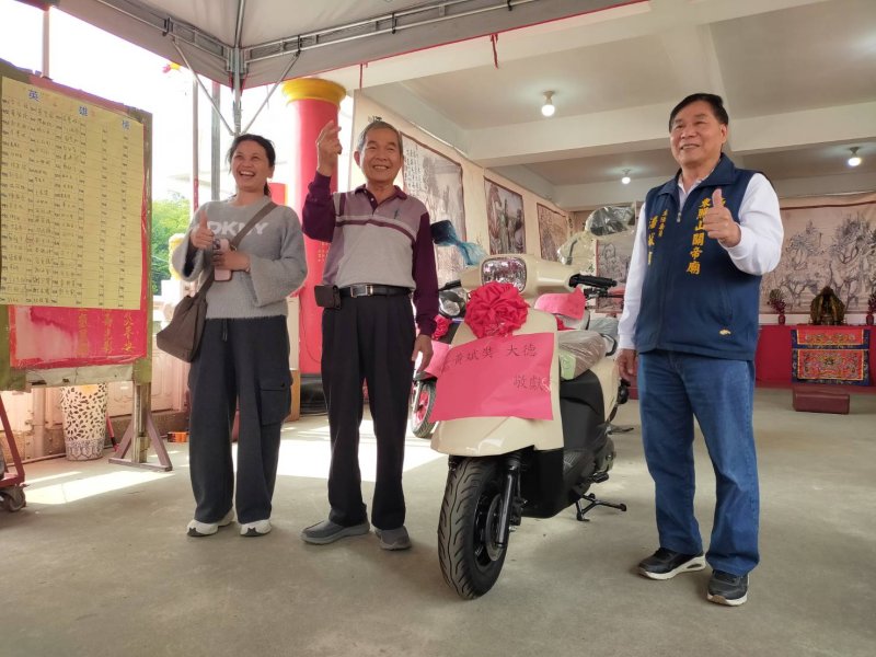 聖筊連發拚手氣！東照山關帝廟5000人參賽 537人決賽三強誕生幸運抱走機車大獎