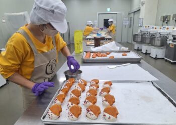 造型甜點加上童趣包裝 喜憨兒女王甜點月禮盒2件85折