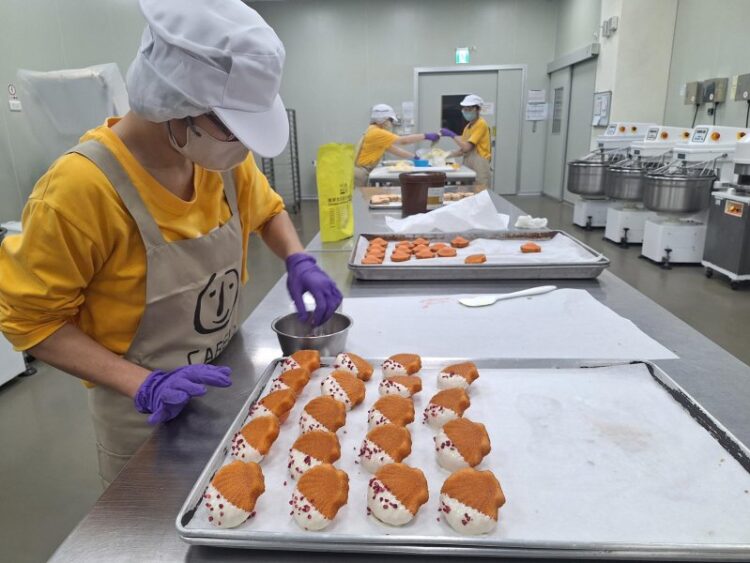 造型甜點加上童趣包裝 喜憨兒女王甜點月禮盒2件85折