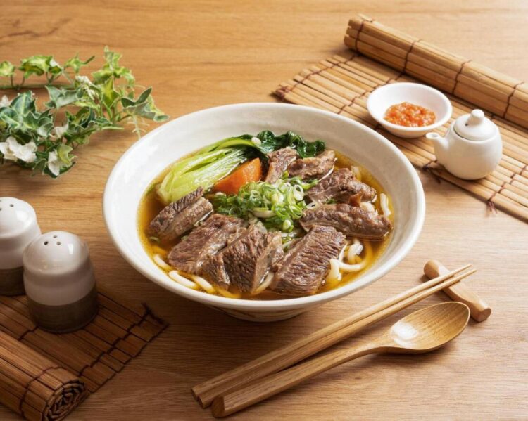 米其林必比登推薦 新竹城隍廟必吃牛肉麵 中藥熬煮湯頭超甘甜 米其林必比登推薦 新竹城隍廟必吃牛肉麵 中藥熬煮湯頭超甘甜