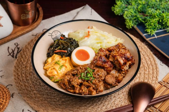 太平區人氣丼飯推薦 主餐搭配溏心蛋與配菜 平價也能吃得講究