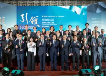 賴清德總統頒發國家講座主持人獎與國家產學大師獎 肯定卓越貢獻並期許強化高教投資培育頂尖人才提升臺灣競爭力