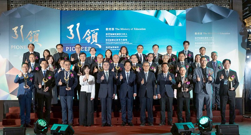 賴清德總統頒發國家講座主持人獎與國家產學大師獎 肯定卓越貢獻並期許強化高教投資培育頂尖人才提升臺灣競爭力