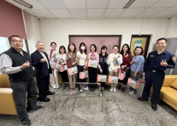 國際婦女節溫馨送祝福 臺中港警贈送玫瑰花及蛋糕表達感謝