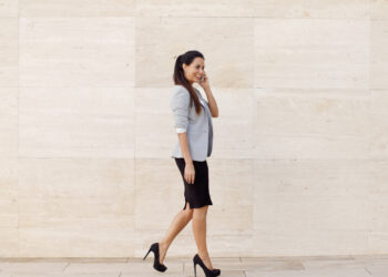 誰說鉛筆裙只能老氣？這4個穿搭公式讓妳穿出精英感