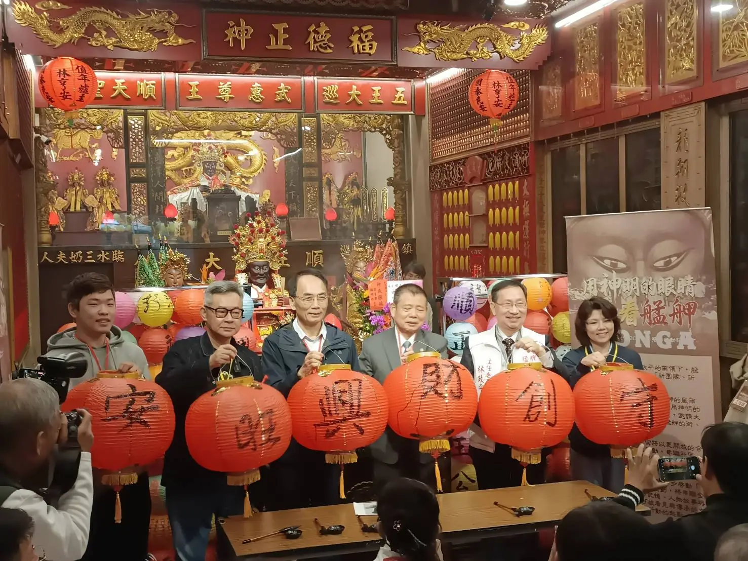 隱身艋舺巷弄 200 年!艋舺龍津宮打破「家廟」藩籬重繪萬華信仰地圖,開啟公共文化新篇章 隱身艋舺巷弄 200 年!艋舺龍津宮打破「家廟」藩籬重繪萬華信仰地圖,開啟公共文化新篇章