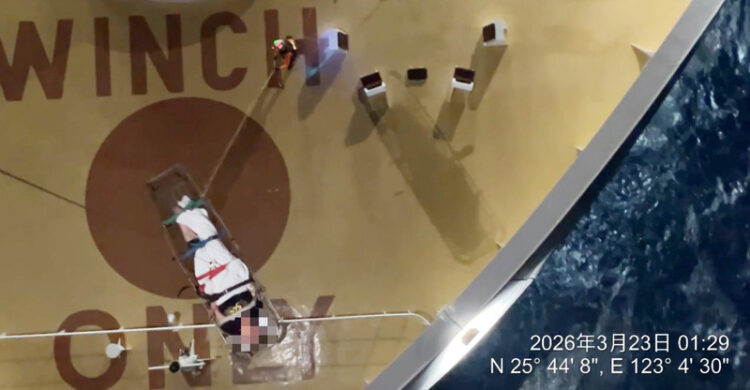 外籍郵輪臺籍旅客急性中風 海巡署空勤深夜緊急吊掛成功救援