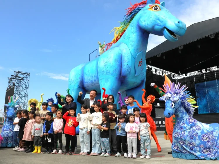 紙風車巨型「雨馬」震撼登場 2026台灣燈會嘉義絢麗啟動