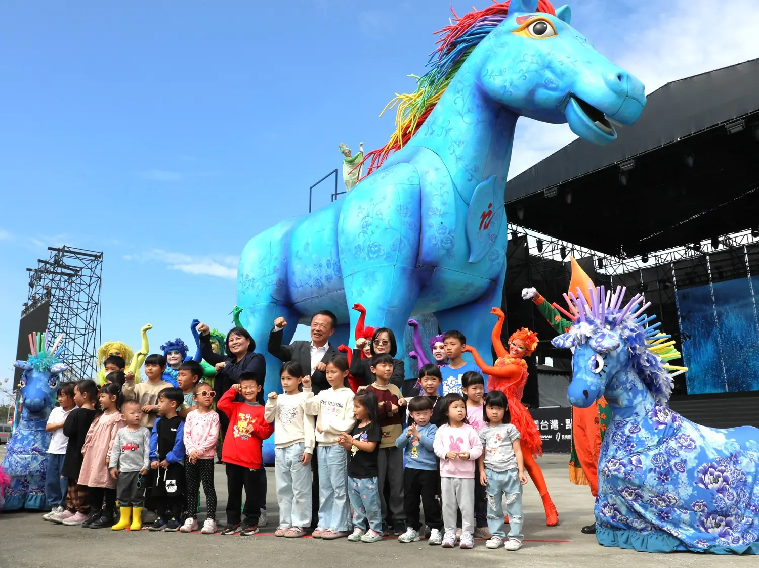 紙風車巨型「雨馬」震撼登場 2026台灣燈會嘉義絢麗啟動