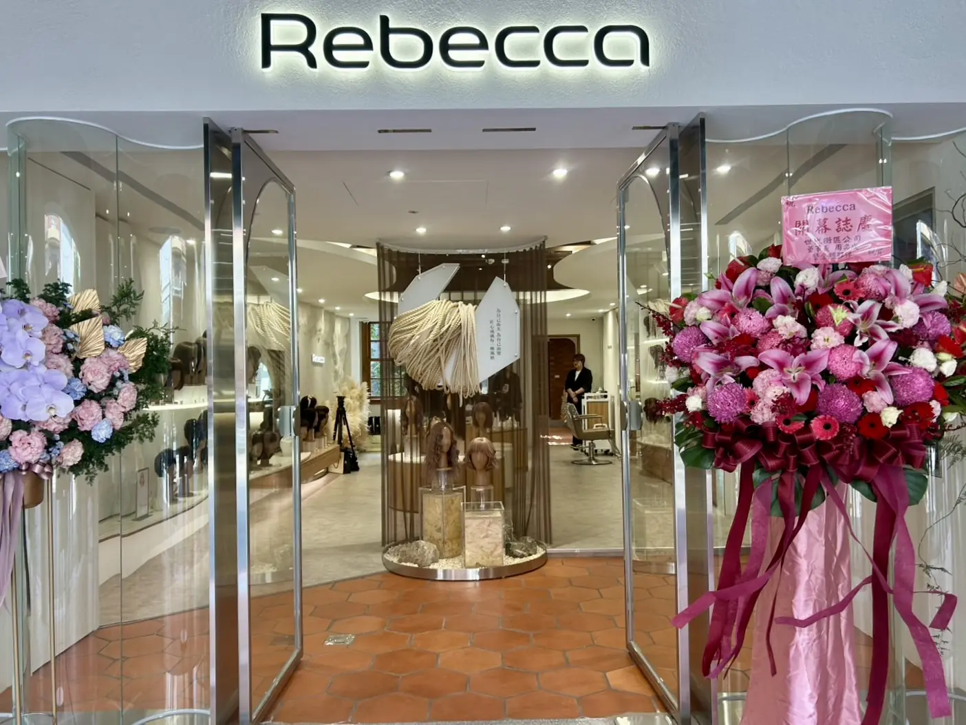假髮龍頭 Rebecca 插旗大稻埕！全台首間獨立店「透明化洗護」新登場