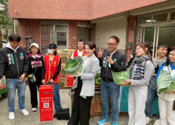 新春義賣高麗菜 新竹市長愛心做公益