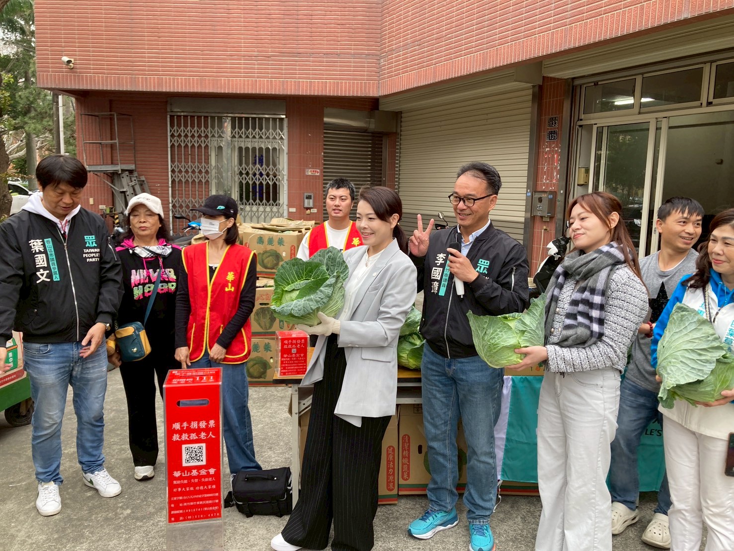 新春義賣高麗菜 新竹市長愛心做公益