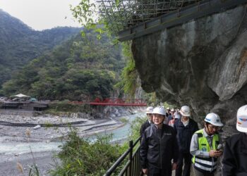 行政院長卓榮泰視察花蓮長春祠與台8線東段復建工程感謝工程團隊長期付出盼早日重現太魯閣風貌