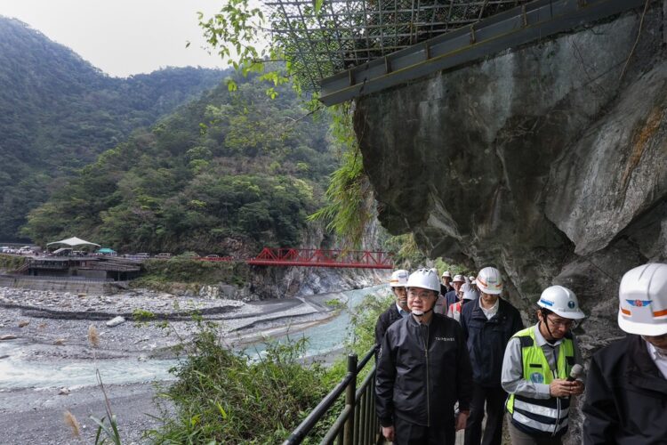 行政院長卓榮泰視察花蓮長春祠與台8線東段復建工程感謝工程團隊長期付出盼早日重現太魯閣風貌