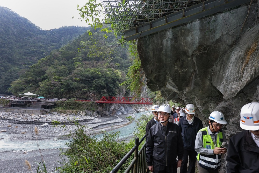 行政院長卓榮泰視察花蓮長春祠與台8線東段復建工程感謝工程團隊長期付出盼早日重現太魯閣風貌