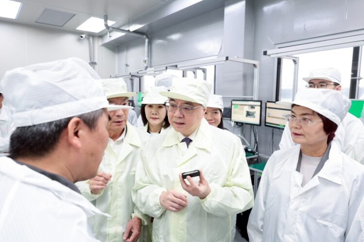 行政院長卓榮泰參訪彰化為升電裝無人機反制系統研發公司 強調加速發展本土軍工產業並推動通過國防特別條例